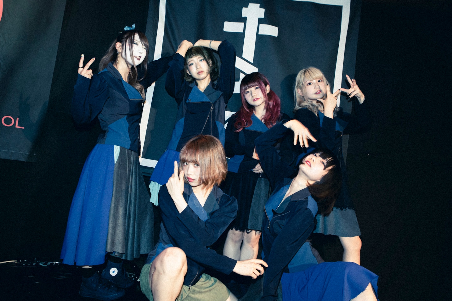 新体制のBiS2nd。前列左からムロパナコ、ネル・ネール。後列左からキカ・フロント・フロンタール、ペリ・ウブ、YUiNA EMPiRE、ミュークラブ。（撮影：sotobayashi kenta）