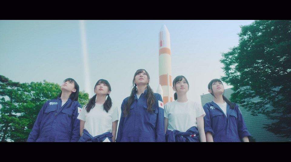 乃木坂46梅澤が宇宙目指す「空扉」＆中田がダンスホールで踊る「三角の空き地」MV公開