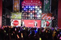 M!LKのライブの様子。