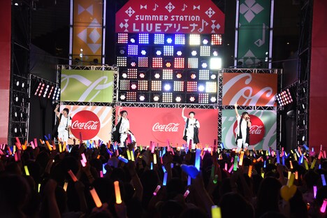 M!LKのライブの様子。