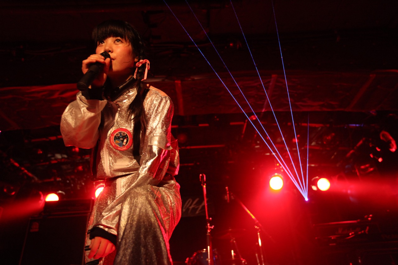 「眉村ちあき 2nd ワンマンライブ～SOLD OUT 関係者席ありません～」の様子。