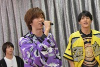 リョウガ（手前）と、リョウガを見守るユースケ（右）。