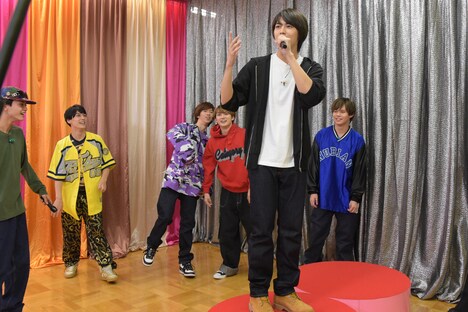 フリースタイルを披露するタカシ（手前）。