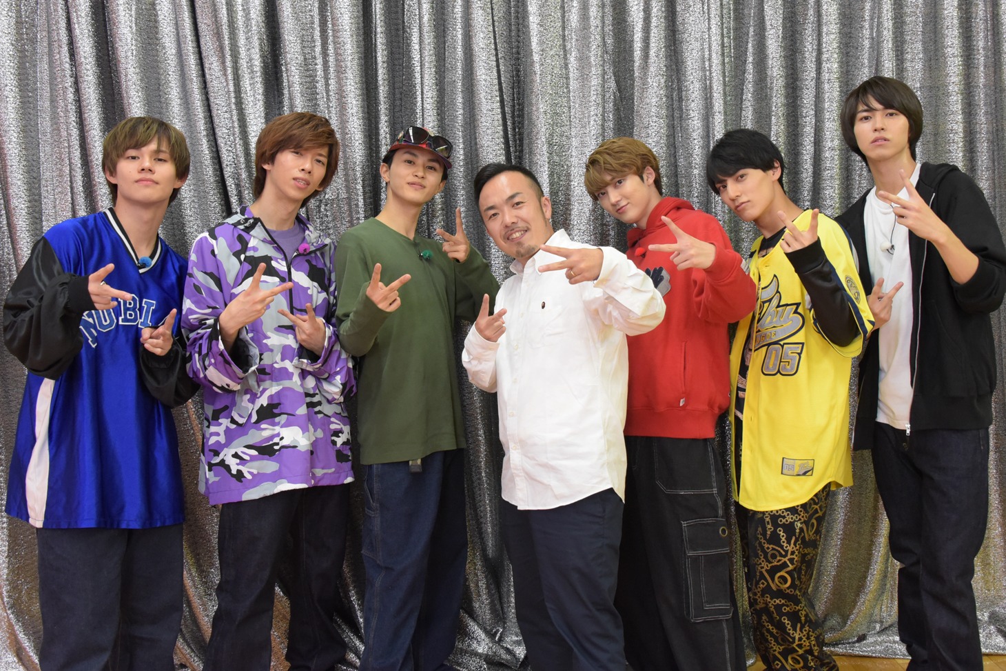 超特急と晋平太（中央）。