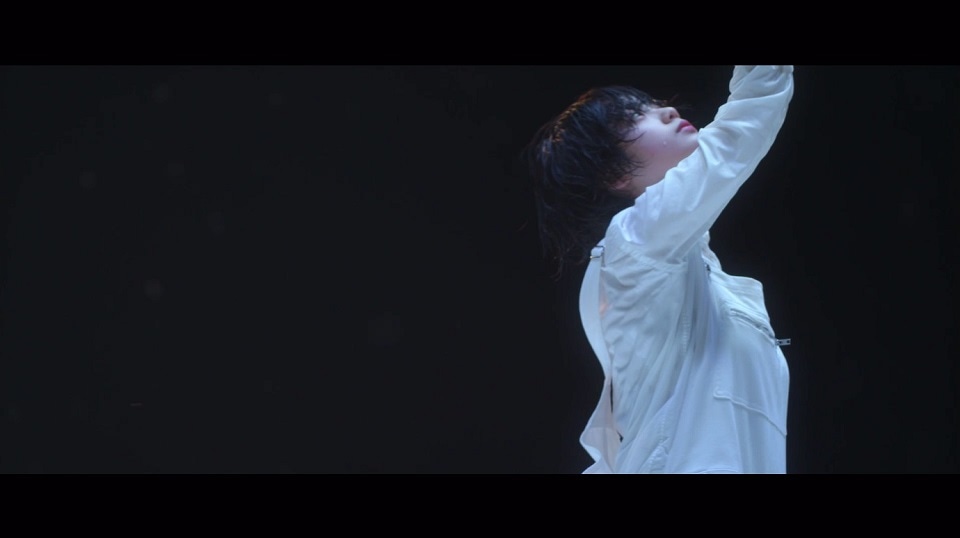 欅坂46「Student Dance」MVのワンシーン。