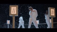 欅坂46「Student Dance」MVのワンシーン。