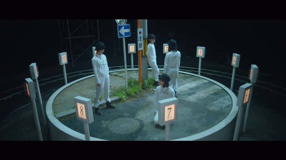 欅坂46「Student Dance」MVのワンシーン。