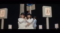 欅坂46「Student Dance」MVのワンシーン。