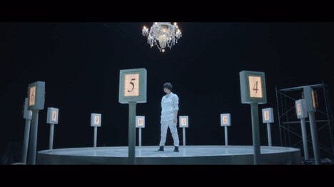 欅坂46「Student Dance」MVのワンシーン。
