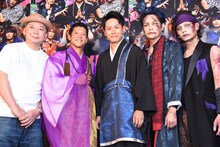 左から鈴木おさむ、駿河太郎、山下健二郎、久保田悠来、藤田玲。