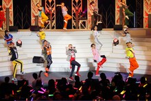 DA PUMPとハロプロメンバーによる「U.S.A.」歌唱中の様子。（写真提供：アップフロントエージェンシー）