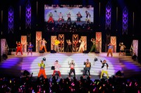 DA PUMPとハロプロメンバーによる「U.S.A.」歌唱中の様子。（写真提供：アップフロントエージェンシー）