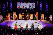 DA PUMPとハロプロメンバーによる「U.S.A.」歌唱中の様子。（写真提供：アップフロントエージェンシー）