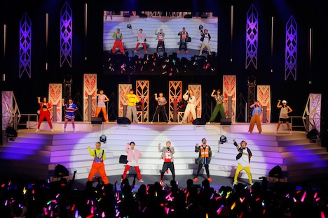 DA PUMPとハロプロメンバーによる「U.S.A.」歌唱中の様子。(写真提供:アップフロントエージェンシー)