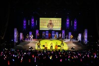 DA PUMPとハロプロメンバーによる「U.S.A.」歌唱中の様子。（写真提供：アップフロントエージェンシー）