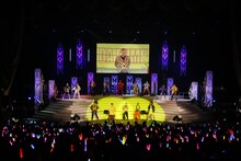 DA PUMPとハロプロメンバーによる「U.S.A.」歌唱中の様子。（写真提供：アップフロントエージェンシー）