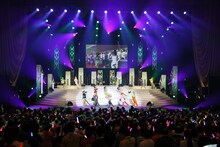 DA PUMPとハロプロメンバーによる「U.S.A.」歌唱中の様子。（写真提供：アップフロントエージェンシー）