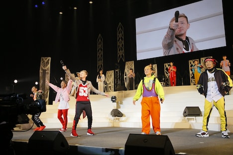 DA PUMPとハロプロメンバーによる「U.S.A.」歌唱中の様子。(写真提供:アップフロントエージェンシー)