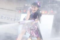 モノノフに放水する高城れに。（Photo by HAJIME KAMIIISAKA＋Z）