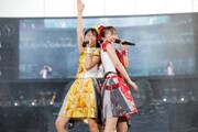 左から玉井詩織、百田夏菜子。（Photo by HAJIME KAMIIISAKA＋Z）