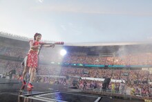 モノノフに放水する百田夏菜子。（Photo by HAJIME KAMIIISAKA＋Z）