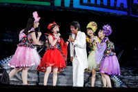 ももいろクローバーZと松崎しげる。（Photo by HAJIME KAMIIISAKA＋Z）