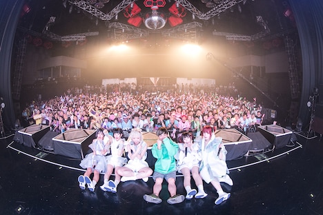 「CY8ER 4th one-man live "SOUND OF ME"」で撮影された記念写真。（撮影：ハライタチ）