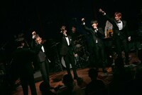 アンコールでじゃんけんをするCUBERS。（撮影：牛島康介）