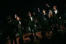 アンコールでじゃんけんをするCUBERS。（撮影：牛島康介）