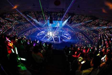 浦島坂田船「浦島坂田船 5th Anniversary ～熱▽CHU▽宙▽ 俺SUMMERと、宇CHU▽旅行▽～」の様子。（撮影：小松陽祐［ODD JOB］、加藤千絵［CAPS］）