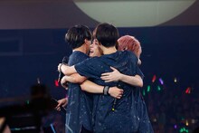 ステージ中央で抱き合う浦島坂田船の4人。（撮影：小松陽祐［ODD JOB］、加藤千絵［CAPS］）