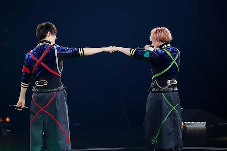 左からとなりの坂田。、うらたぬき。（撮影：小松陽祐［ODD JOB］、加藤千絵［CAPS］）