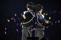 左からセンラ、志麻。（撮影：小松陽祐［ODD JOB］、加藤千絵［CAPS］）