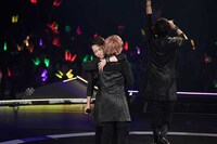 ステージ上で抱き合ううらたぬき（手前）と志麻（奥）。（撮影：小松陽祐［ODD JOB］、加藤千絵［CAPS］）