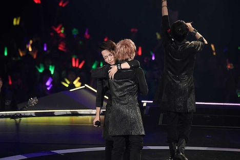 ステージ上で抱き合ううらたぬき（手前）と志麻（奥）。（撮影：小松陽祐［ODD JOB］、加藤千絵［CAPS］）