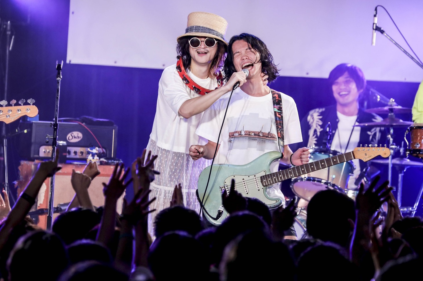 cinema staff×アルカラ「Split EP『undivided E.P. 』RELEASE TOUR ～A.S.O.B.i～」での2組のコラボの様子。（撮影：石崎祥子）