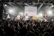 cinema staff×アルカラ「Split EP『undivided E.P. 』RELEASE TOUR ～A.S.O.B.i～」での2組のコラボの様子。（撮影：石崎祥子）