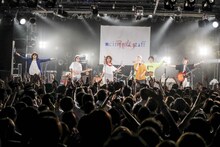 cinema staff×アルカラ「Split EP『undivided E.P. 』RELEASE TOUR ～A.S.O.B.i～」での2組のコラボの様子。（撮影：石崎祥子）