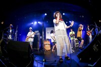 cinema staff×アルカラ「Split EP『undivided E.P. 』RELEASE TOUR ～A.S.O.B.i～」での2組のコラボの様子。（撮影：石崎祥子）