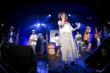 cinema staff×アルカラ「Split EP『undivided E.P. 』RELEASE TOUR ～A.S.O.B.i～」での2組のコラボの様子。（撮影：石崎祥子）