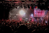 cinema staff×アルカラ「Split EP『undivided E.P. 』RELEASE TOUR ～A.S.O.B.i～」でのアルカラのステージの様子。（撮影：石崎祥子）