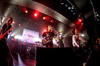 cinema staff×アルカラ「Split EP『undivided E.P. 』RELEASE TOUR ～A.S.O.B.i～」でのアルカラのステージの様子。（撮影：石崎祥子）