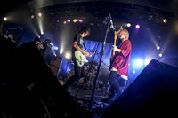 cinema staff×アルカラ「Split EP『undivided E.P. 』RELEASE TOUR ～A.S.O.B.i～」でのcinema staffのステージの様子。（撮影：石崎祥子）