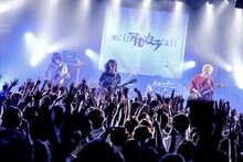 cinema staff×アルカラ「Split EP『undivided E.P. 』RELEASE TOUR ～A.S.O.B.i～」でのcinema staffのステージの様子。（撮影：石崎祥子）