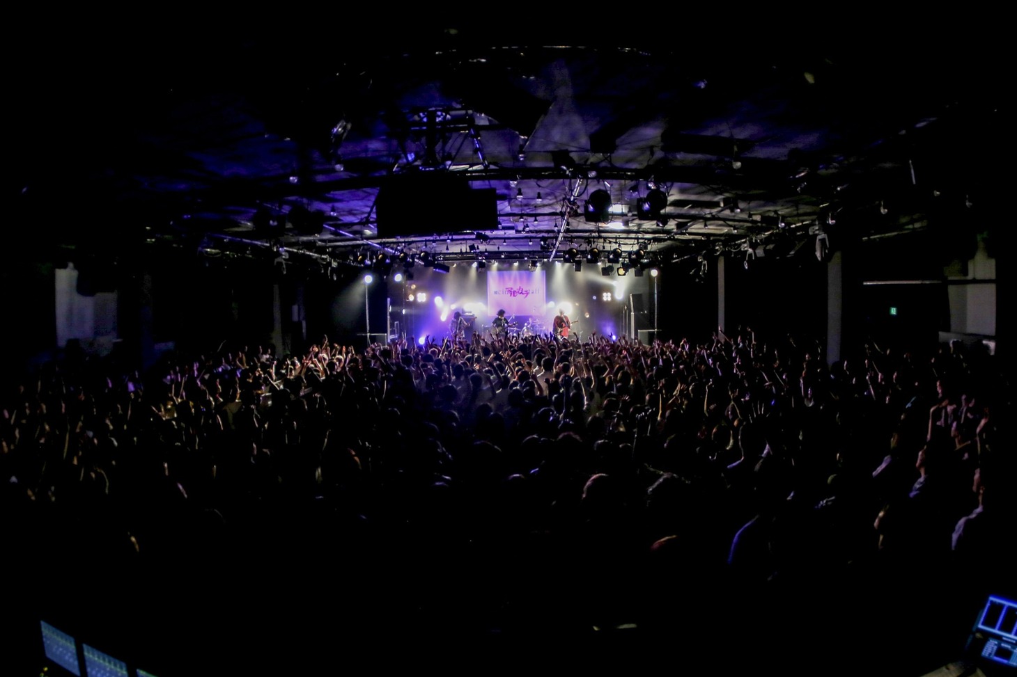 cinema staff×アルカラ「Split EP『undivided E.P. 』RELEASE TOUR ～A.S.O.B.i～」でのcinema staffのステージの様子。（撮影：石崎祥子）