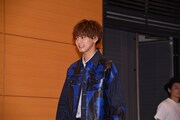 会場に登場した片寄涼太。