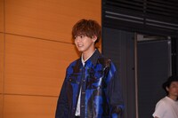 会場に登場した片寄涼太。