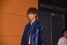会場に登場した片寄涼太。