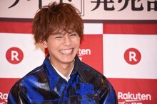 記者から「アヒル口お願いします」とリクエストされ苦笑する片寄涼太。