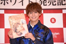 「グッバイ、ホワイト」を手にした片寄涼太。